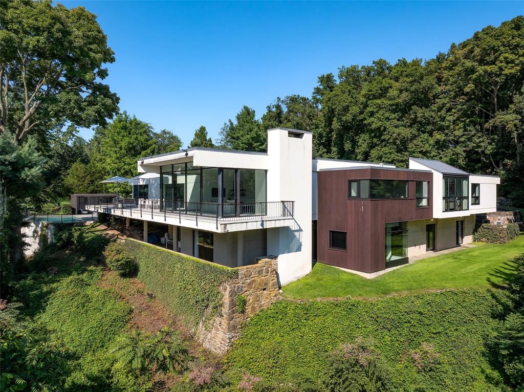 View of a mid-century modern home in Rye, NY.